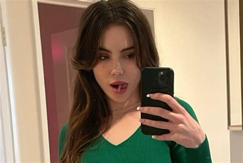 Olympic Hero McKayla Maroney Poses For A Braless。